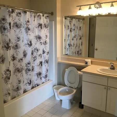 Luxury 75landmark Square Apartment