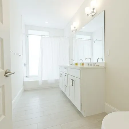 Three-bedroom On Washington Street Apt 4 *
