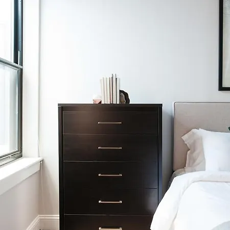 Four-bedroom On Hamilton Place Apt 507 Apartment *
