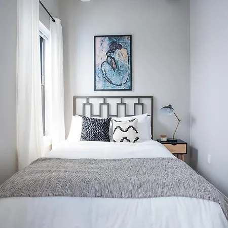 Four-bedroom On Hamilton Place Apt 507 Apartment *