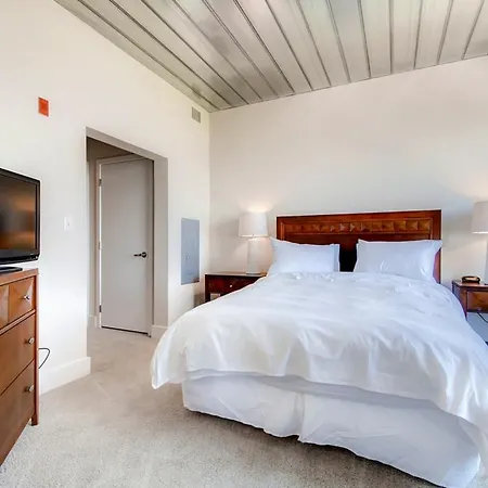 Bluebird Suites In Downtown Apartment
