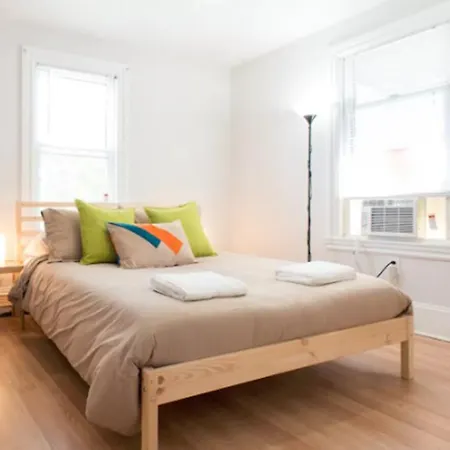 Fantastic 3 Bedroom With A Parking Spot By The Subway Apartment