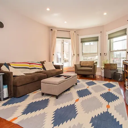 Beautiful Back Bay One Bedroom With Private Deck, Gym, Pool Apartment