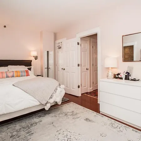 Beautiful Back Bay One Bedroom With Private Deck, Gym, Pool Boston
