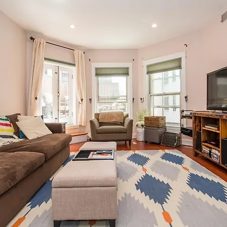 Beautiful Back Bay One Bedroom With Private Deck, Gym, Pool Apartment *