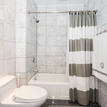 Beautiful Back Bay One Bedroom With Private Deck, Gym, Pool Apartment *