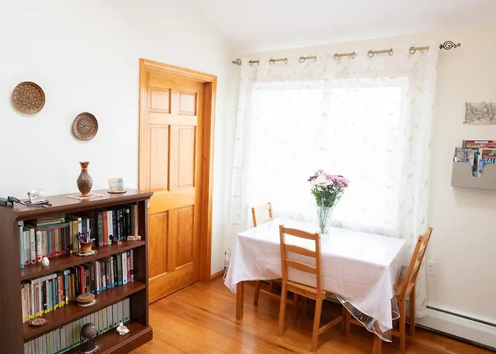 Modern Beautiful Apartment-5 Beds-Full Kitchen-Parking-Super Clean-Great For Groups