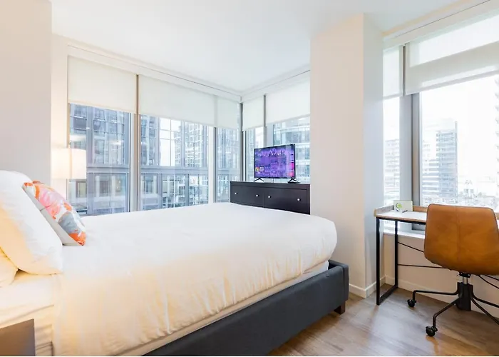 Chic Apt Seaport With Pool