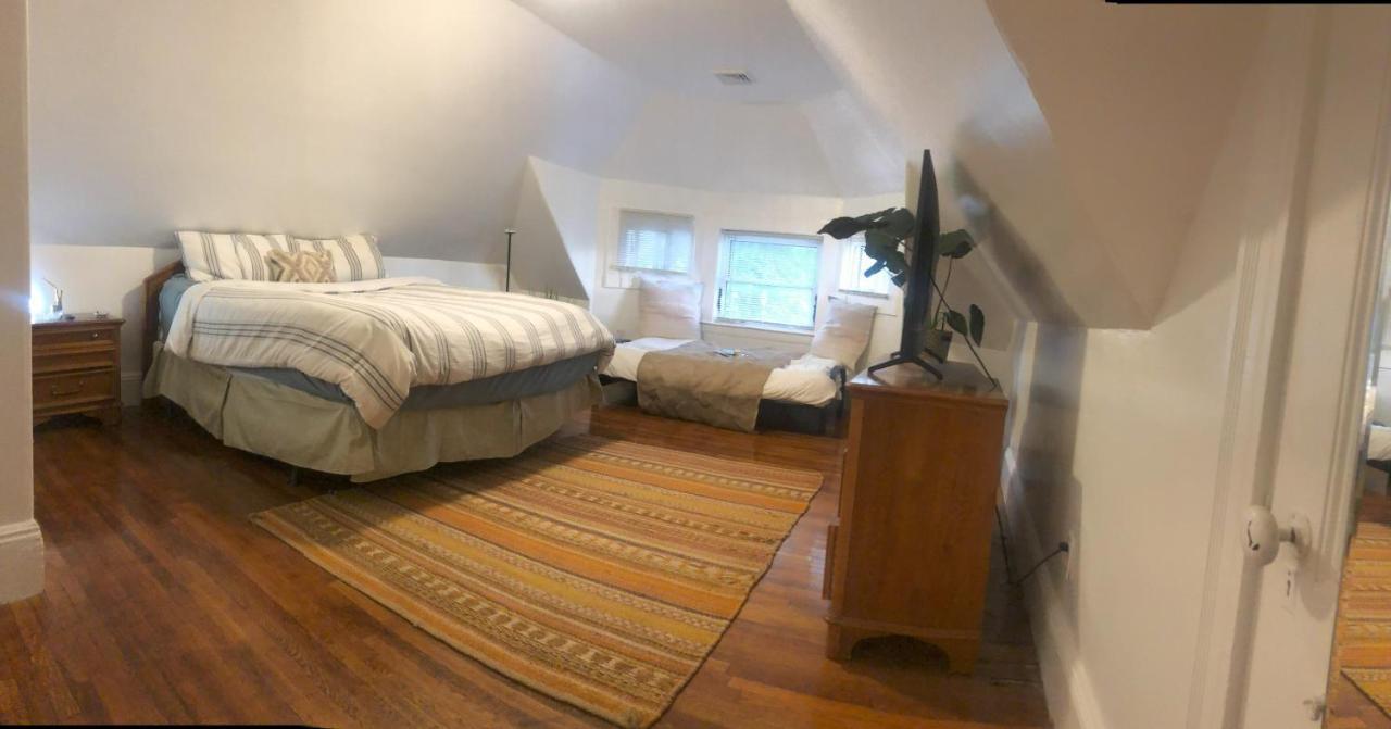 Cozy 2 Bedroom Private Apartment