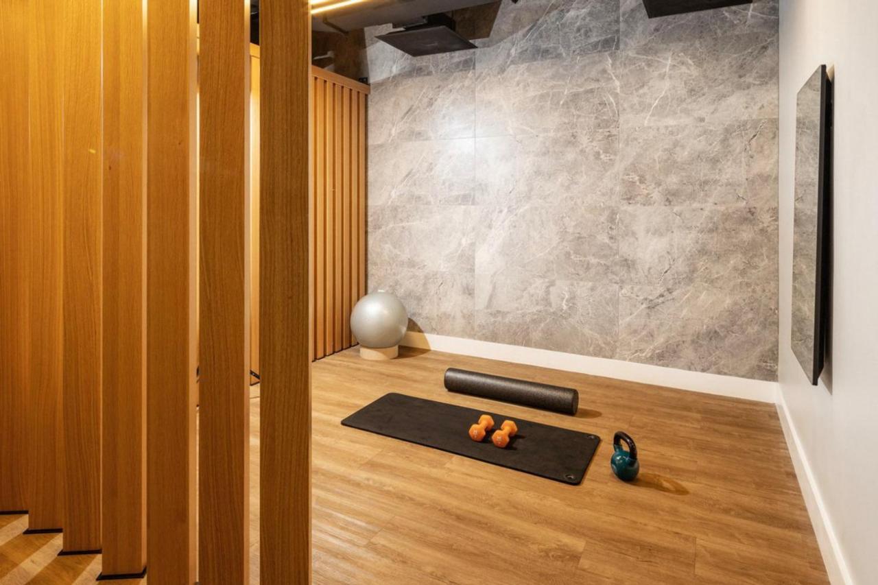 Back Bay W Gym Wd Nr Restaurants Bos-867 * Boston