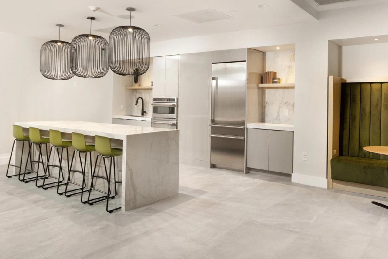 Back Bay W Gym Wd Nr Restaurants Bos-867