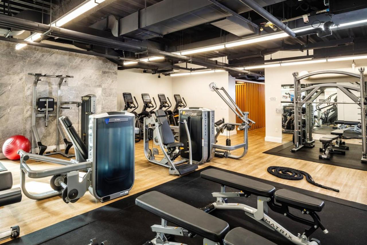 Back Bay W Gym Wd Nr Restaurants Bos-867 *