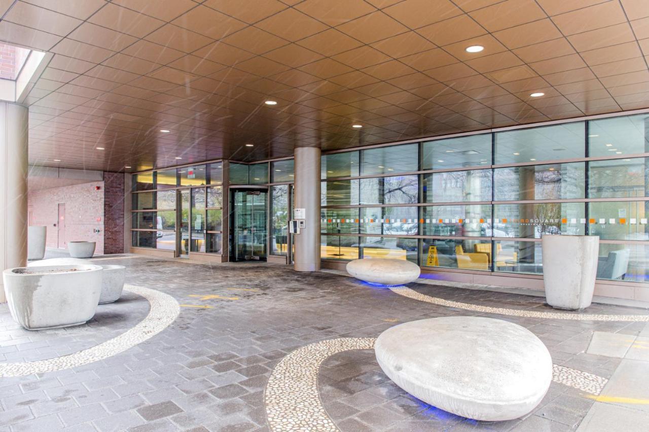 Well-located Kendall Sq 1br W Balcony Bos-389