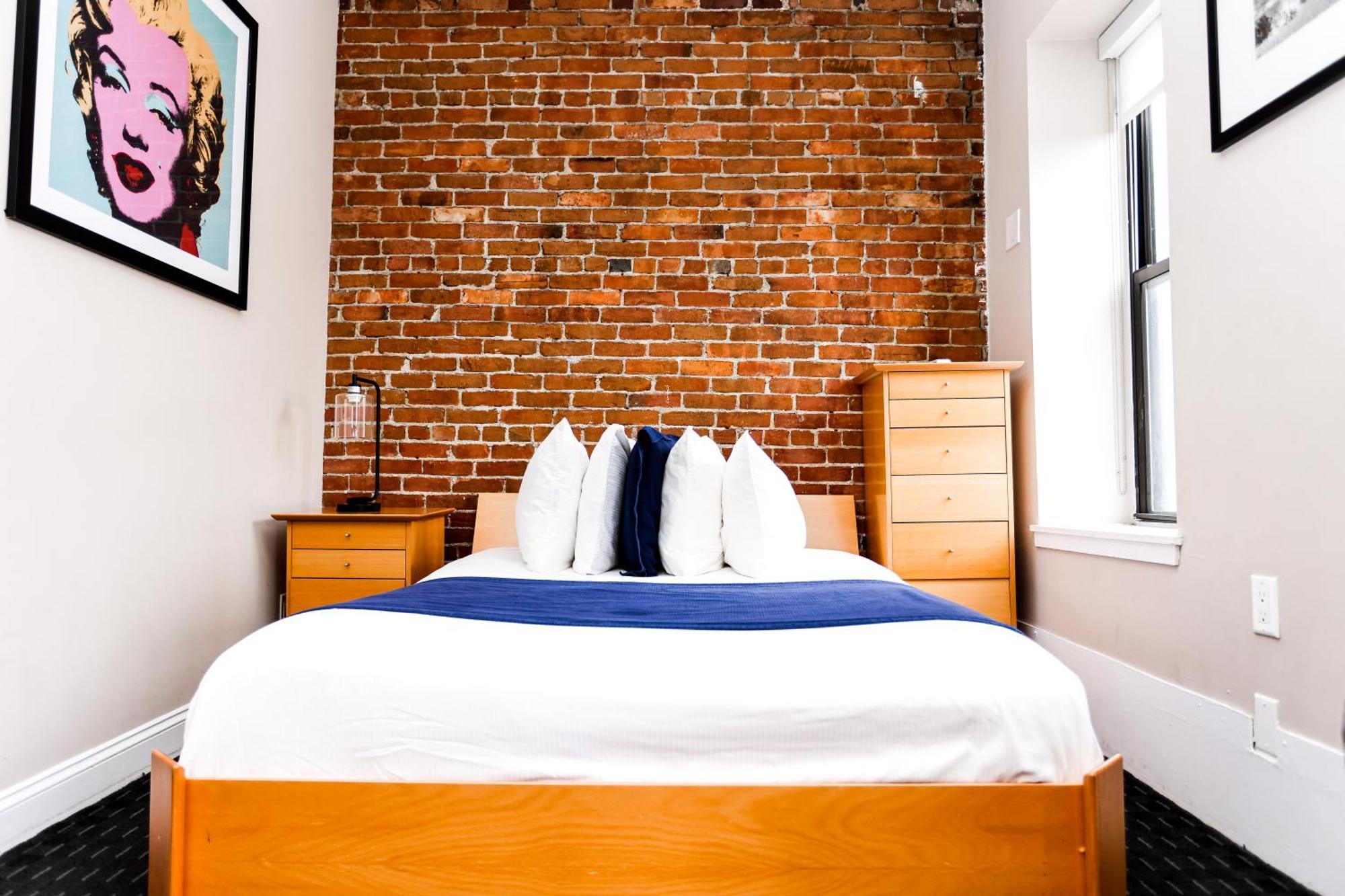 Stylish Downtown In The Southend, C.ave #24 3*