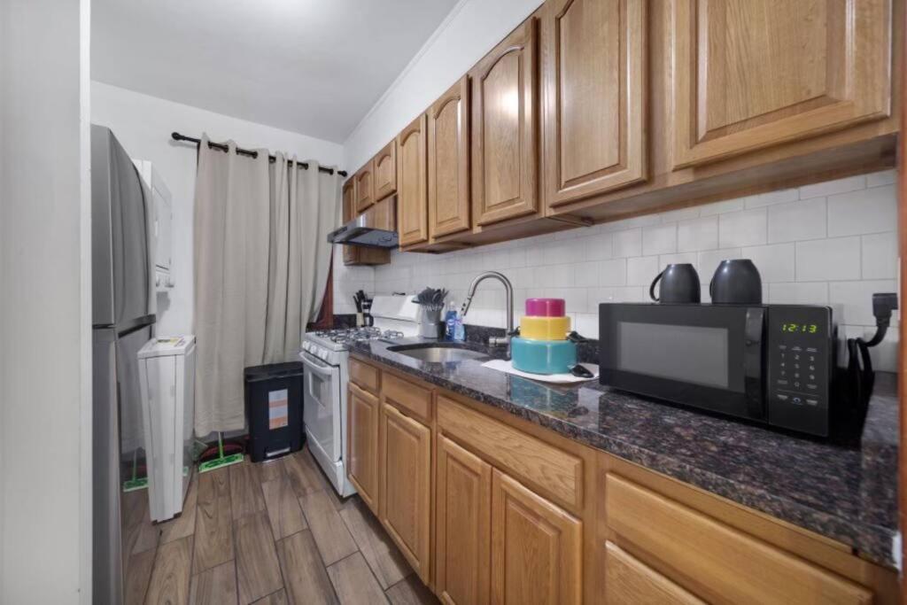 Furnished 3-bed 1-bath Private Apt In South End Holiday home