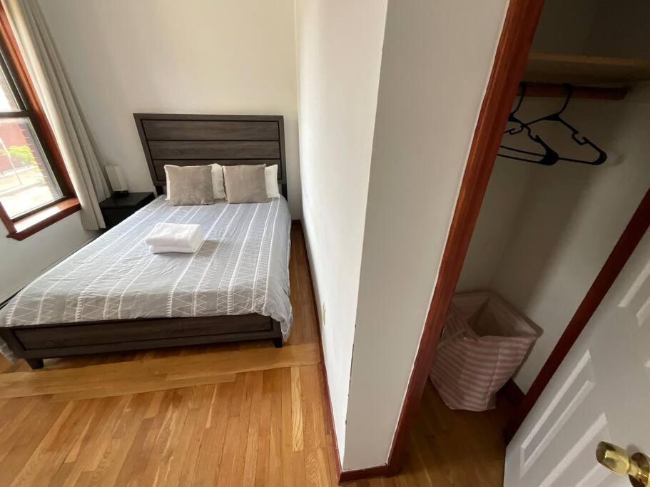 Furnished 3-bed 1-bath Private Apt In South End Holiday home
