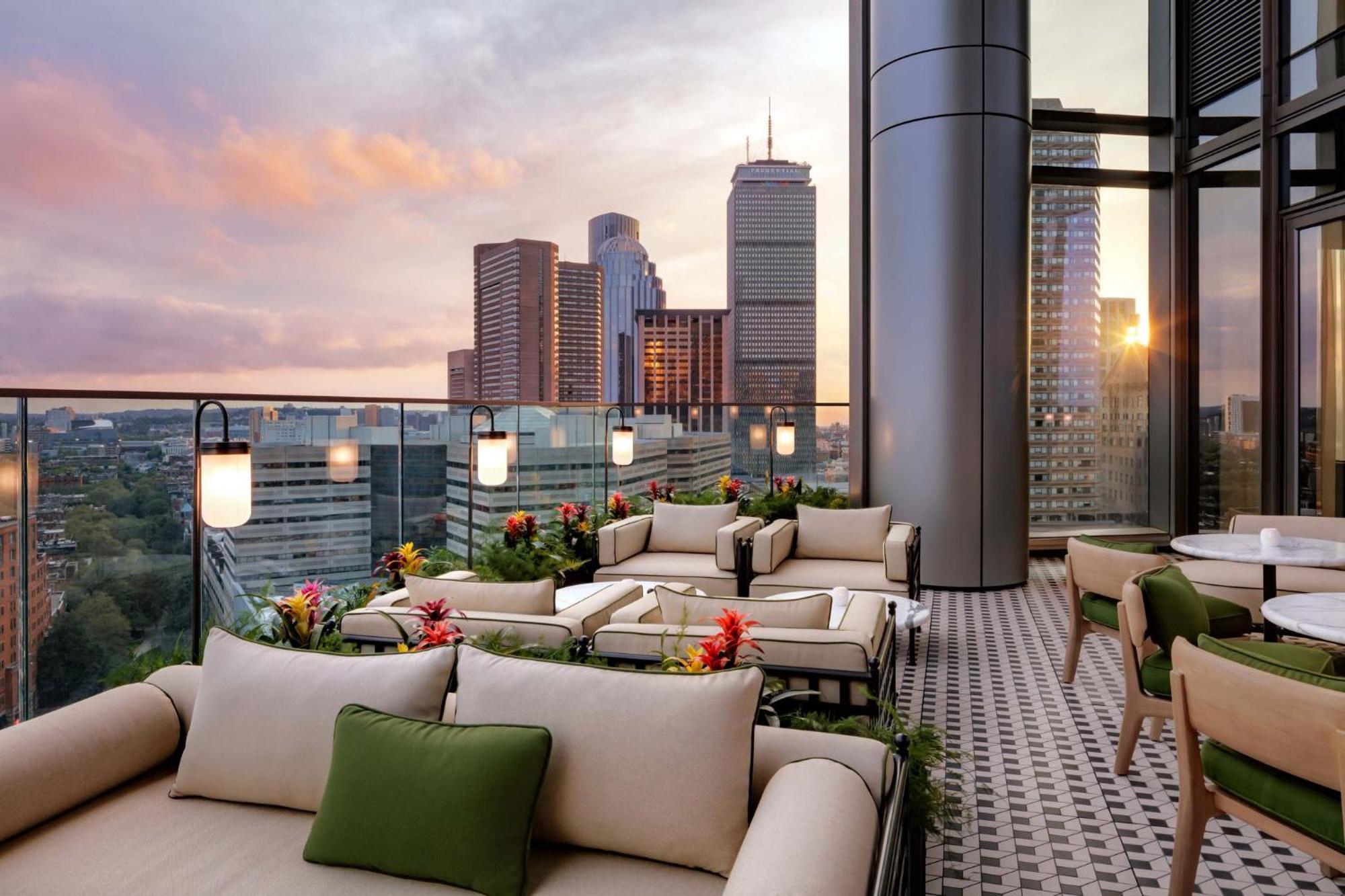 West End Penthouse Edition Apartment *