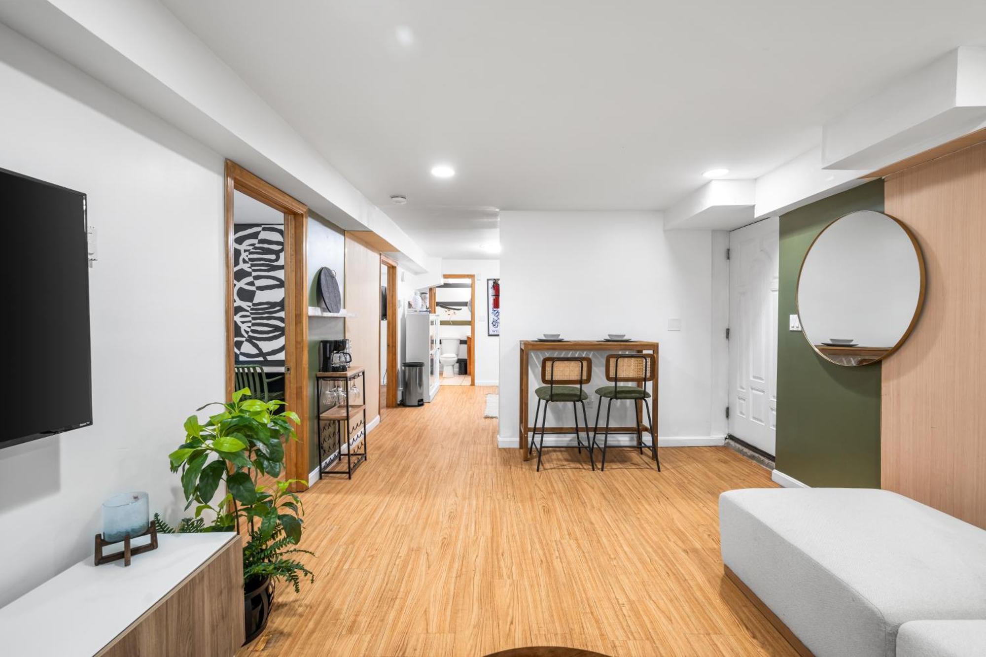 Modern 2 Bed Apt Mins To Fenway 5 Min To Train * Boston