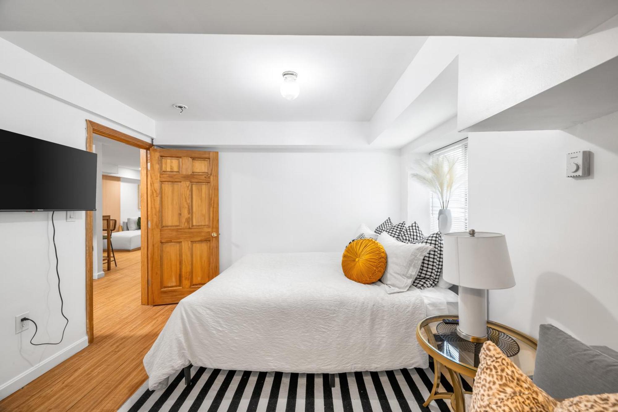 Modern 2 Bed Apt Mins To Fenway 5 Min To Train * Boston