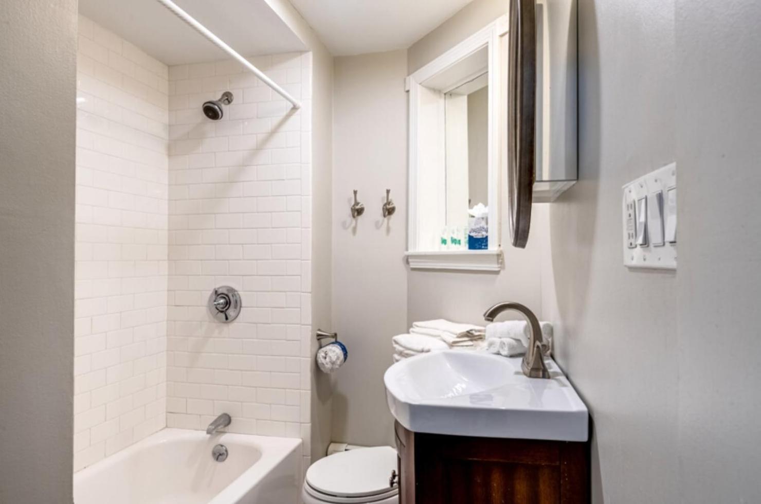 Spacious In North End Apartment *