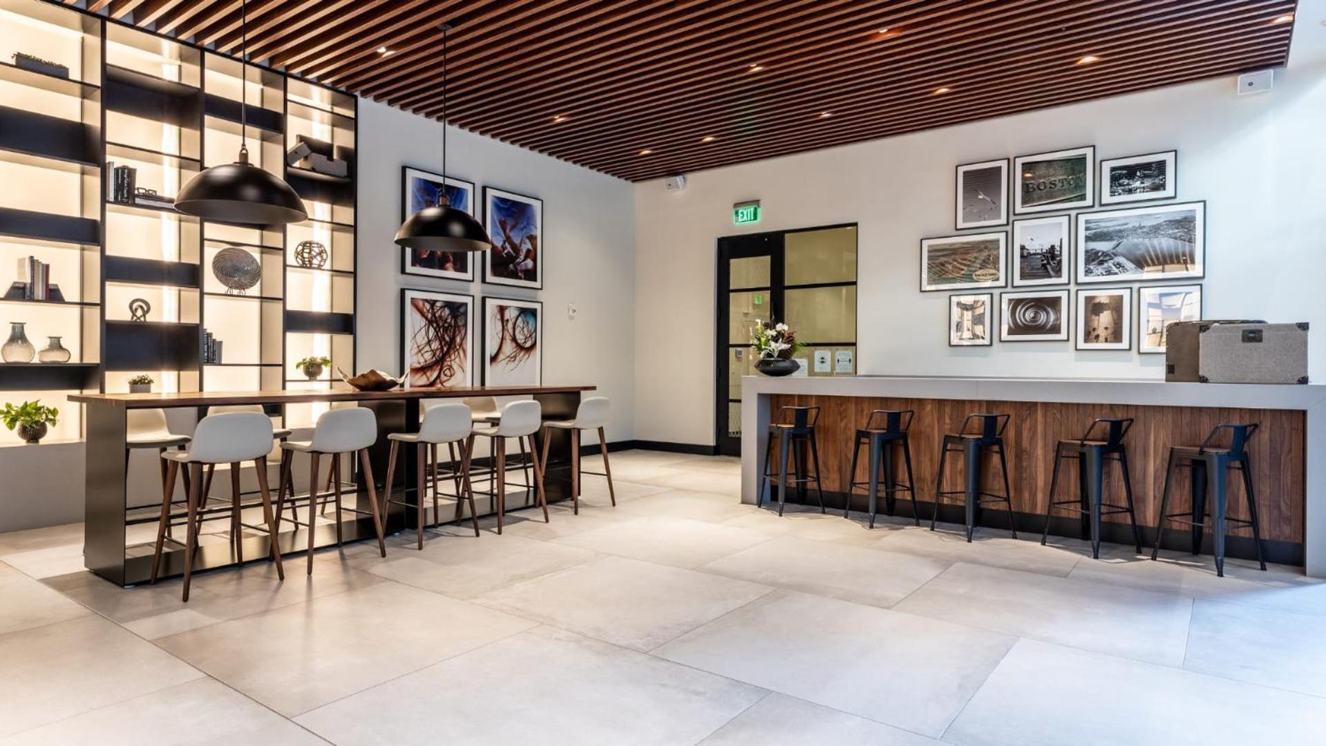 Apartment Gorgeous With Pool Views Boston