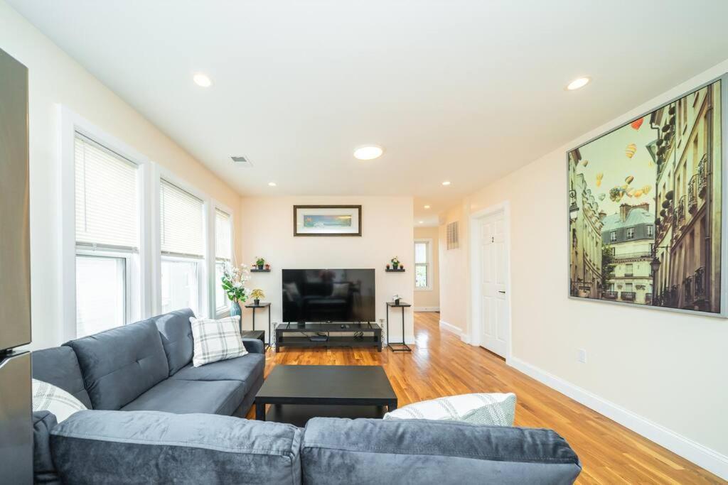 Tranquil 3Br Boston Apt W Balcony, Parking, Bathtub Near Franklin Park Zoo 303 Apartment *