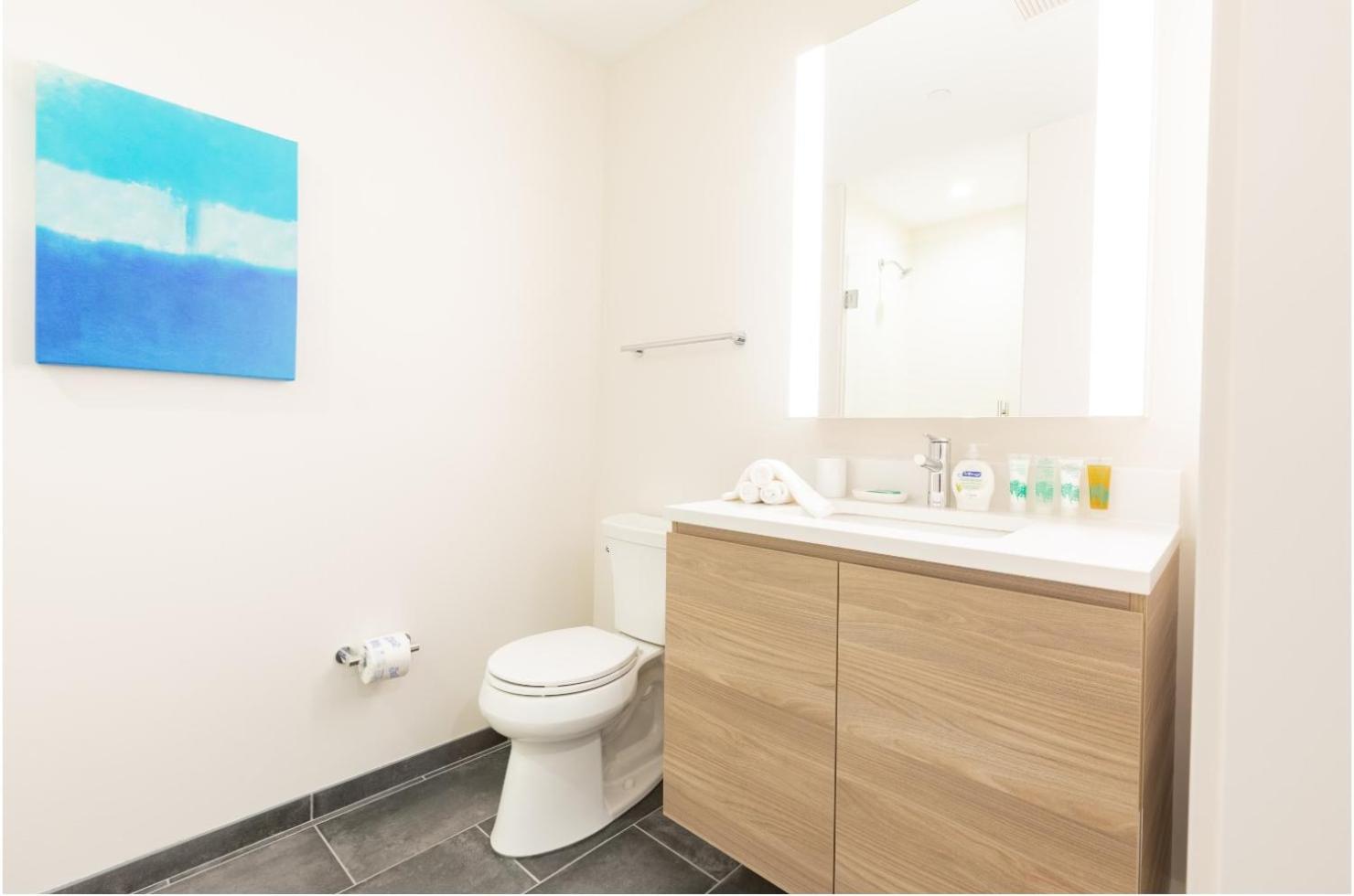 Chic Seaport With Pool Apartment