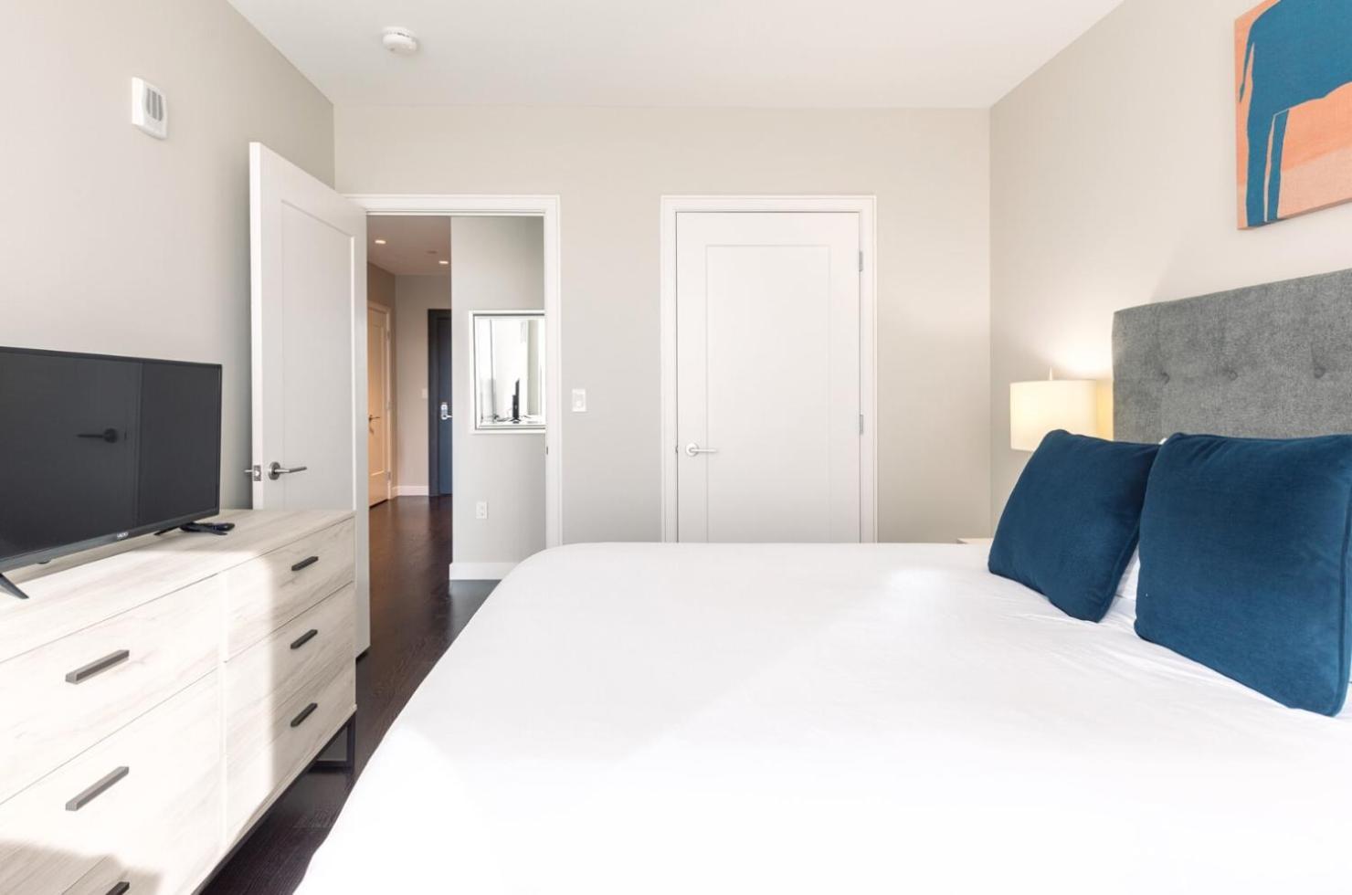 Bright & Modern Downtown Seaport Apartment *