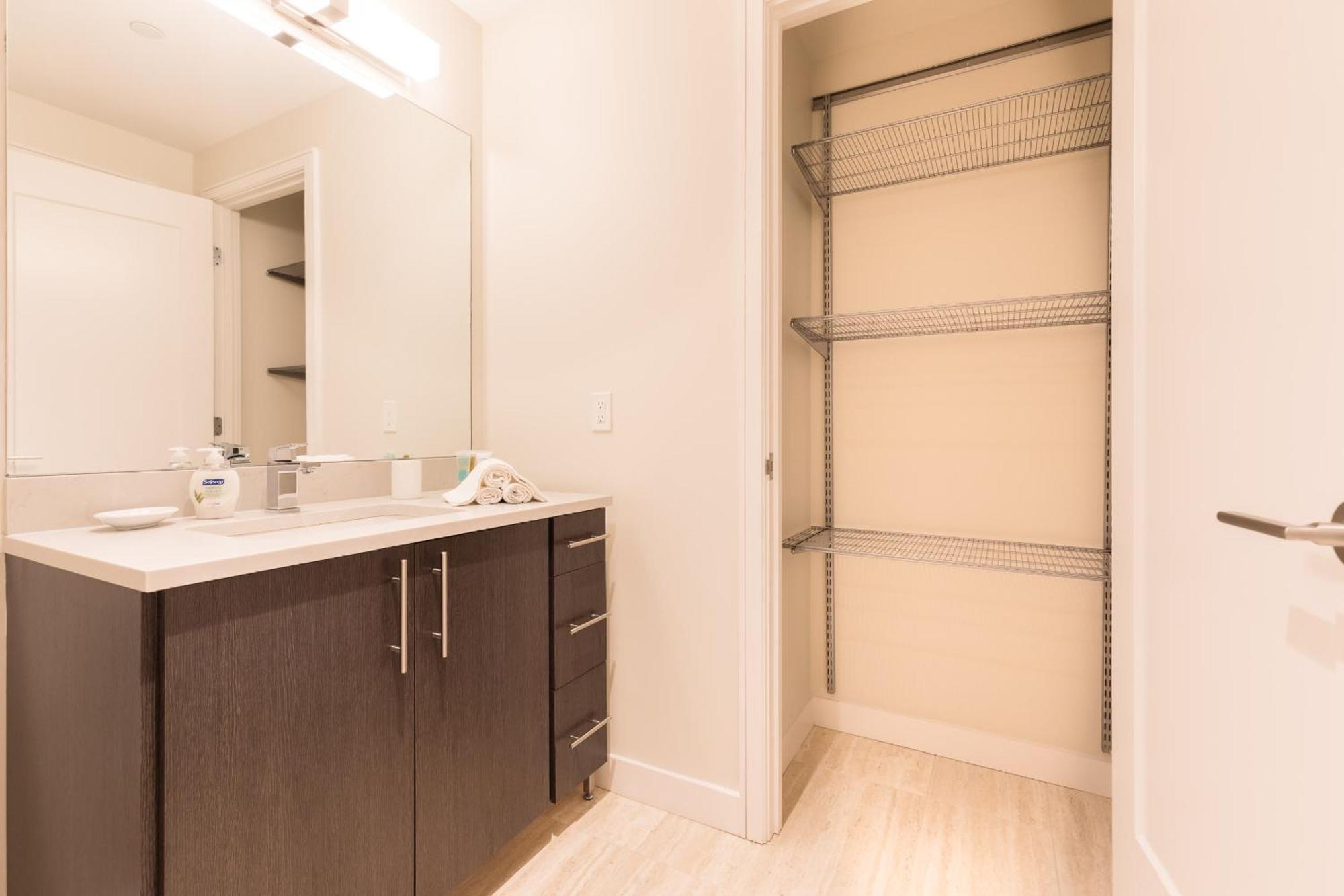 Bright & Modern Downtown Seaport