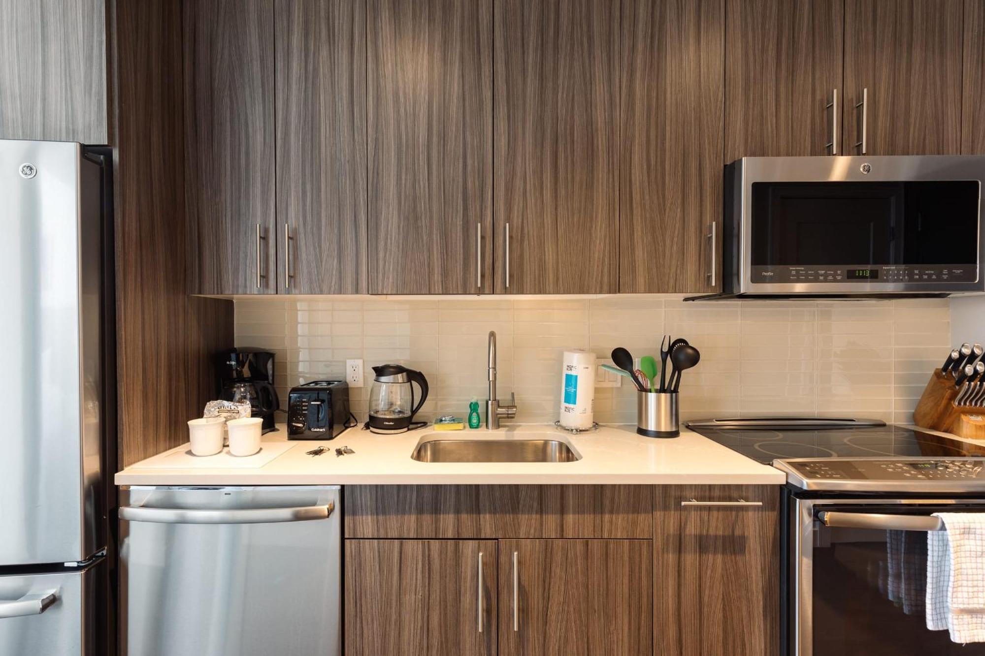 Bright & Modern Downtown Seaport Apartment *