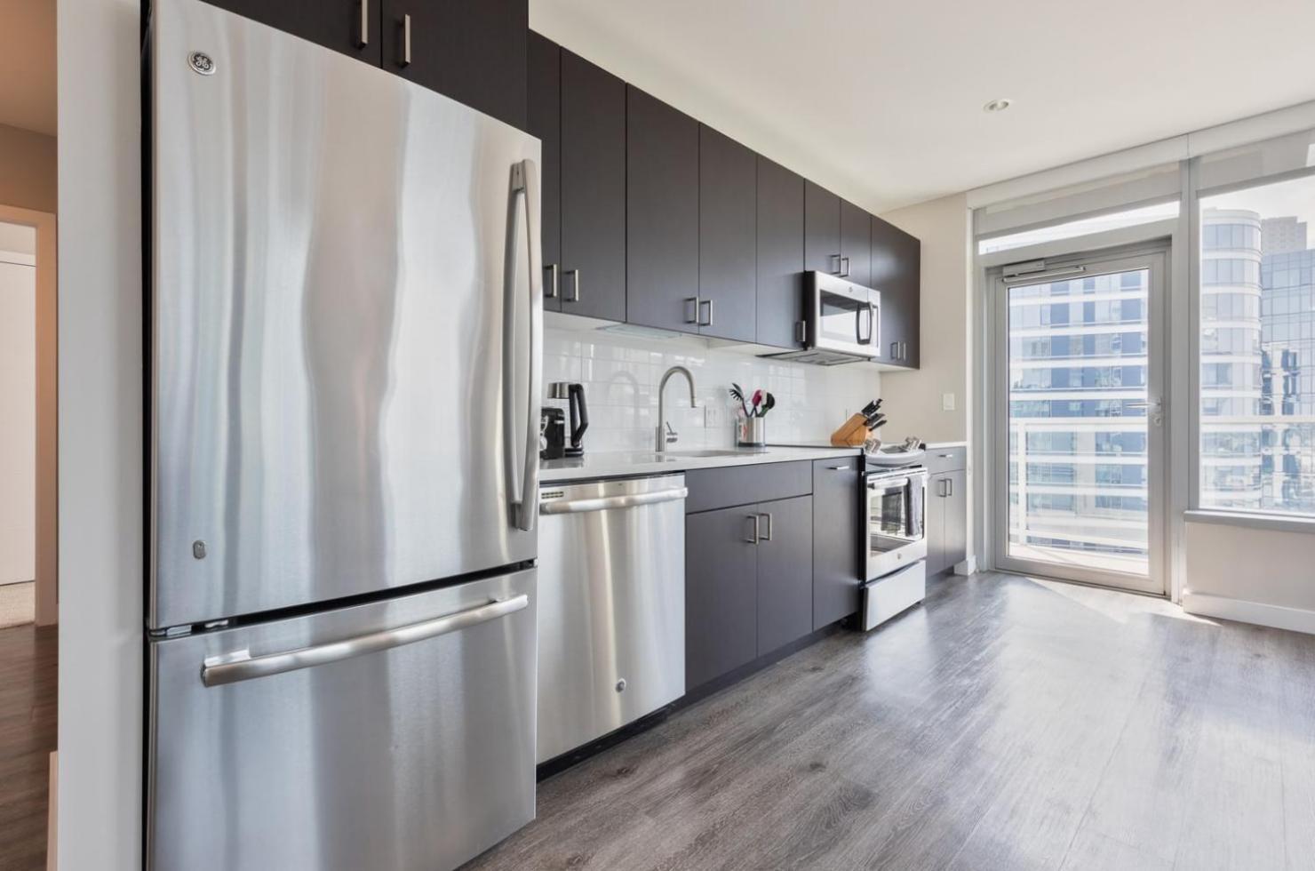 Luxury With Balcony In Seaport Apartment