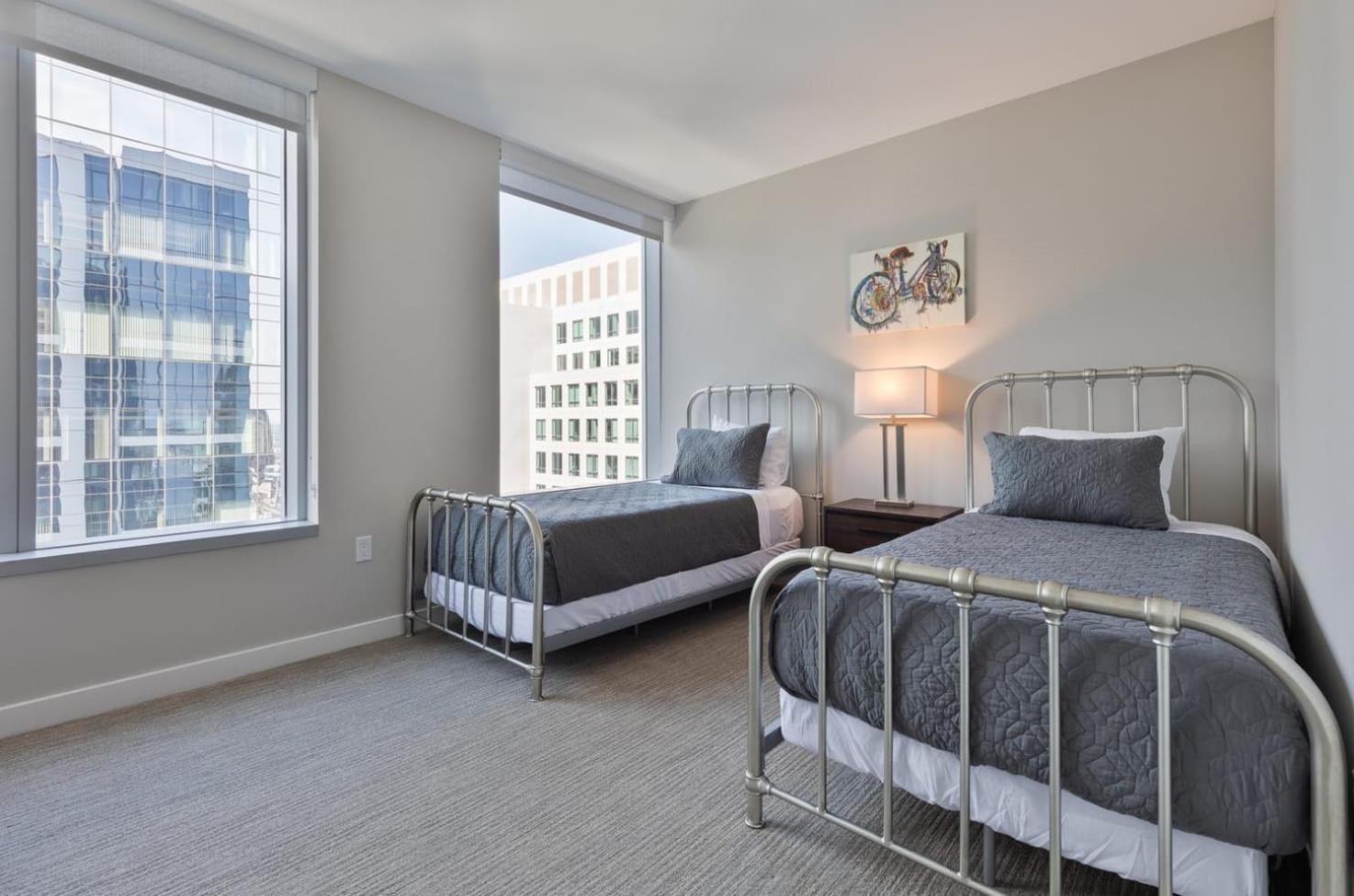 Luxury With Balcony In Seaport *