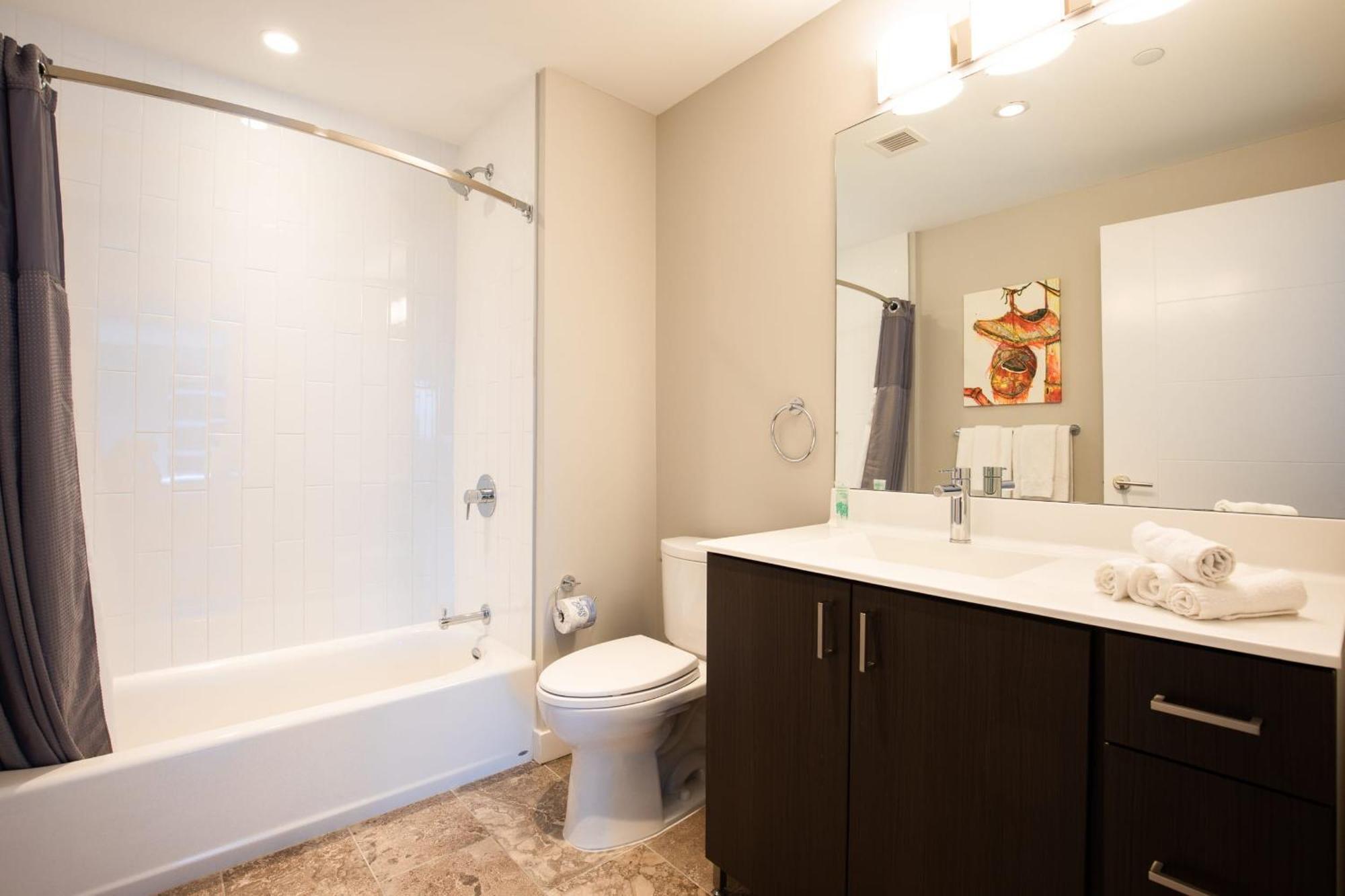 Luxury With Balcony In Seaport *