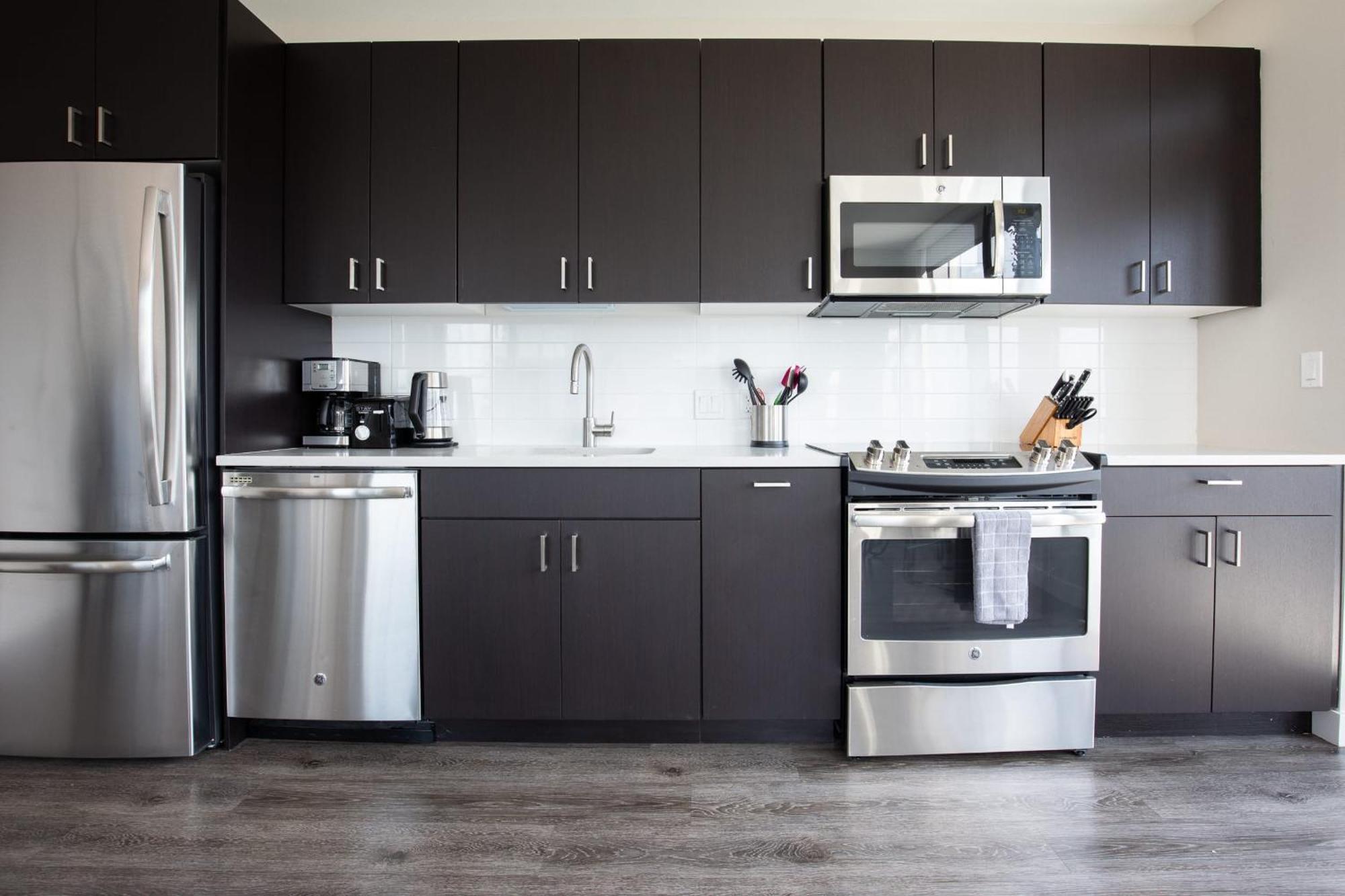 Luxury With Balcony In Seaport Apartment