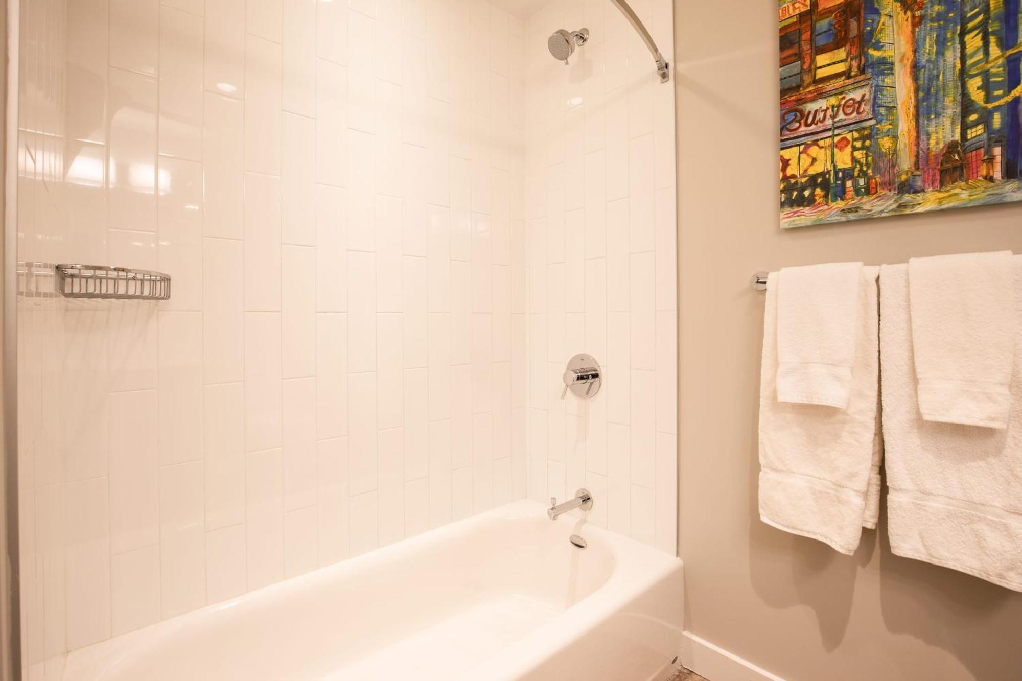 Luxury With Balcony In Seaport Apartment