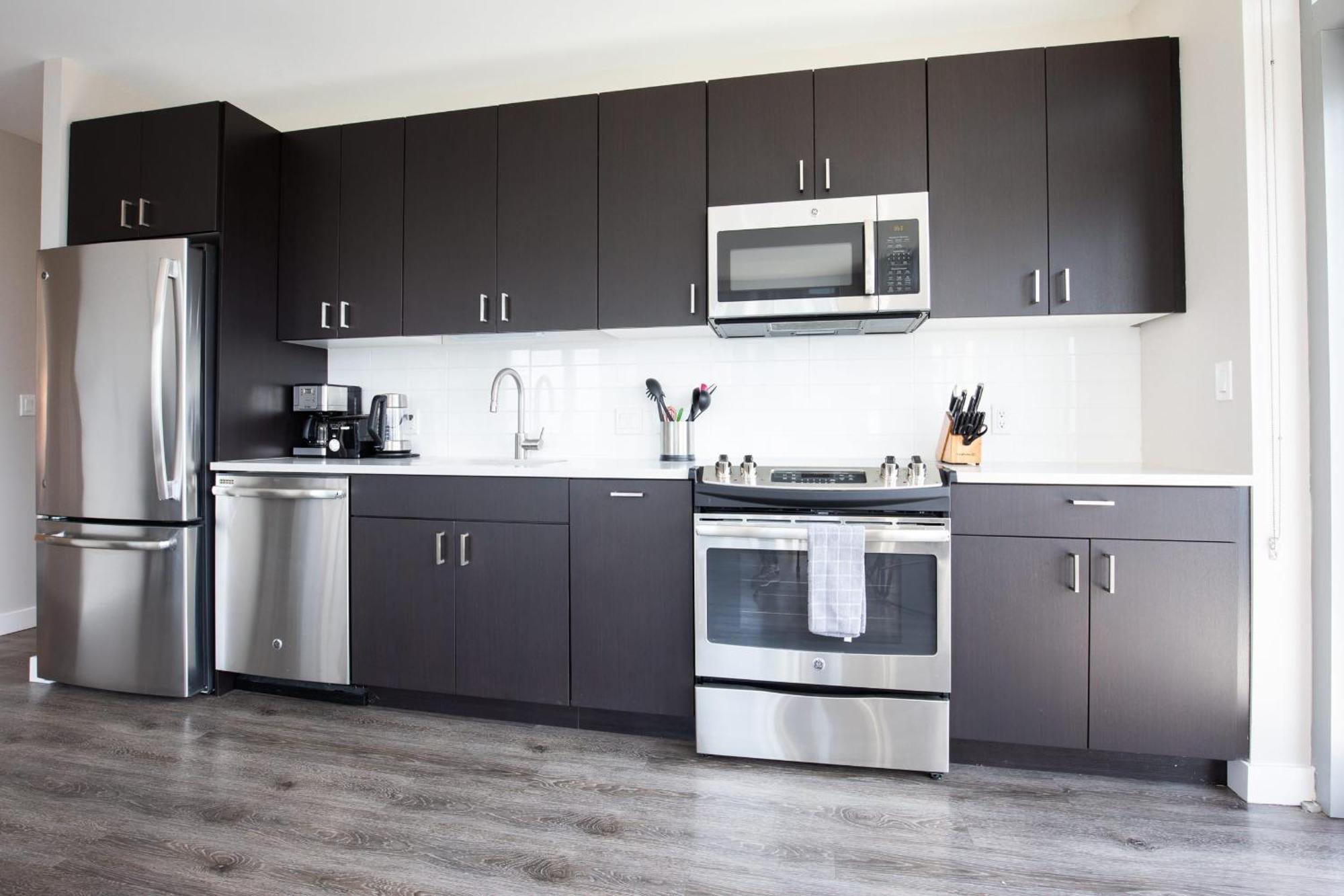 Luxury With Balcony In Seaport Apartment