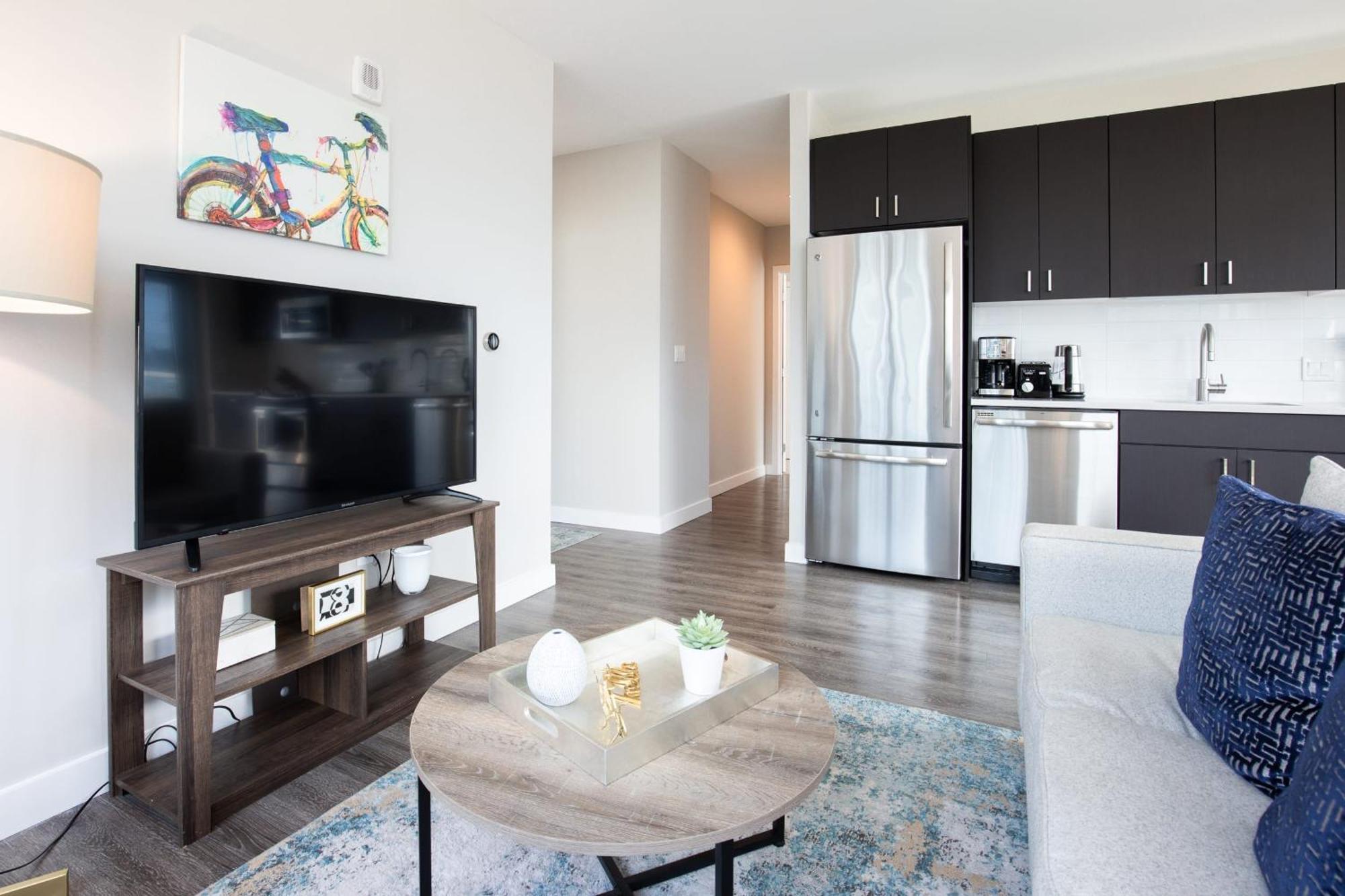 Luxury With Balcony In Seaport Apartment *