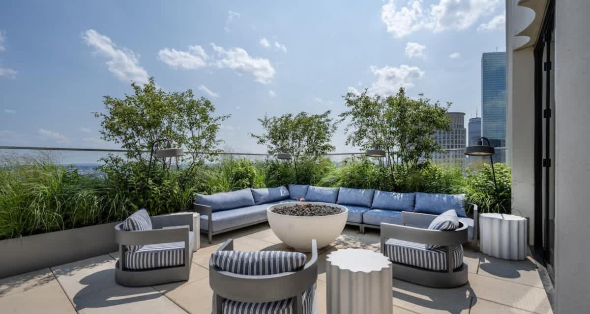 Back-bay 2br Penthouse W Roof And Gym Apartment