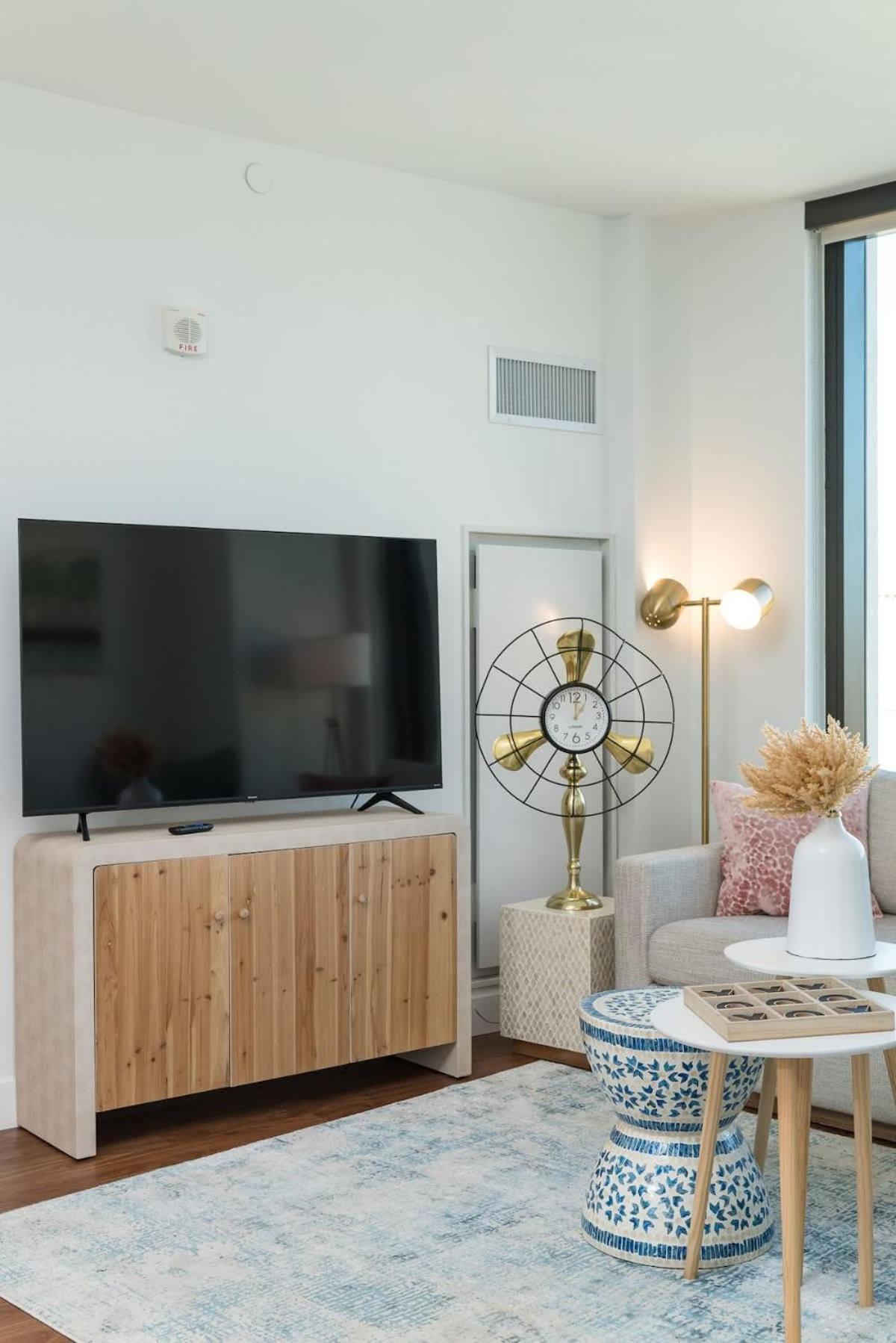 Back-bay Penthouse Downtown & Parking & Gym