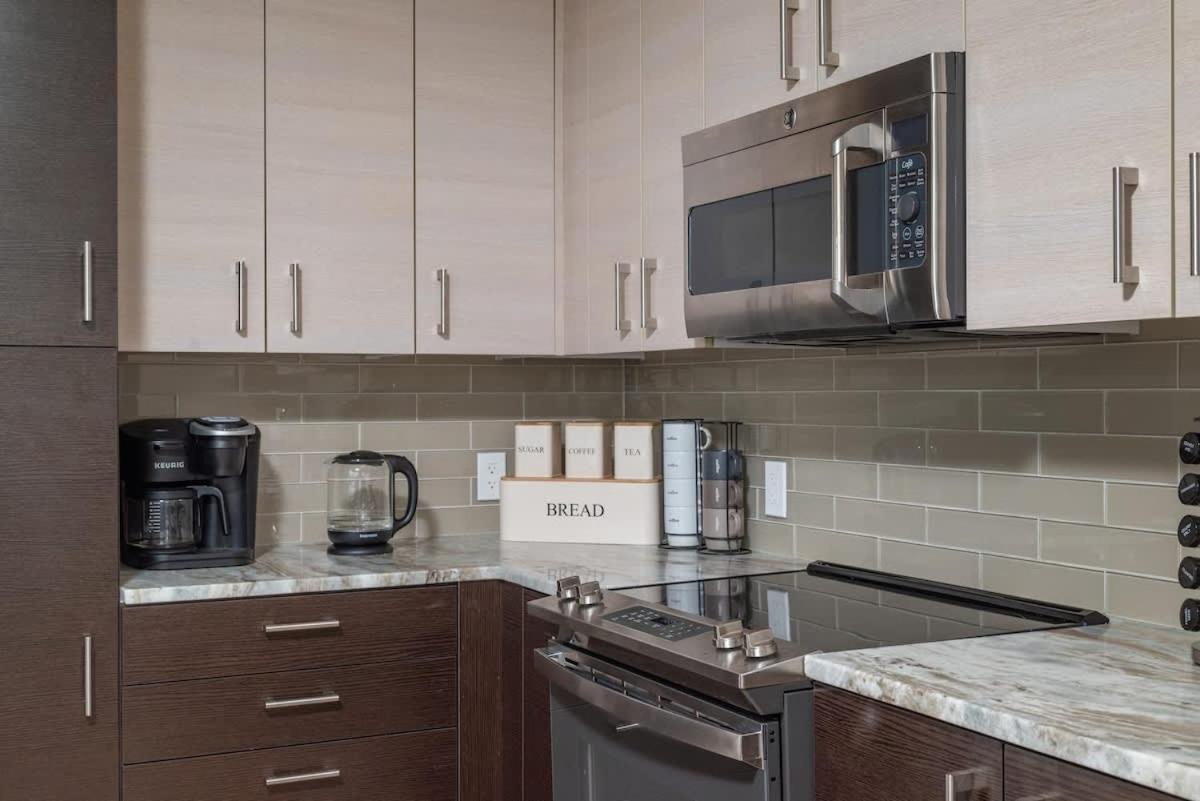 Upscale Penthouse W Gym & Parking Near Mgh & Tufts *