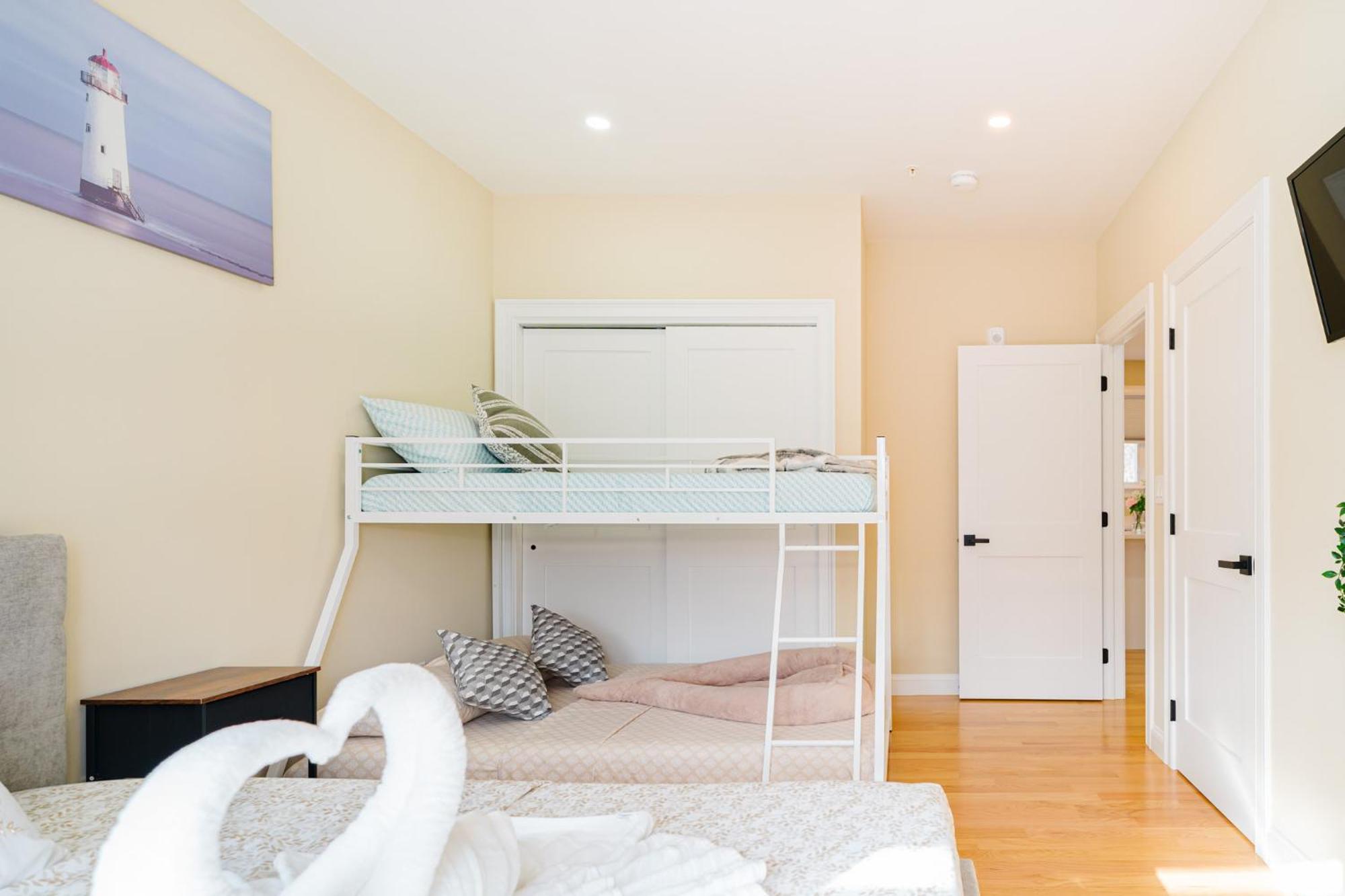 60-3 3br - Sleek Near Franklin Park Boston