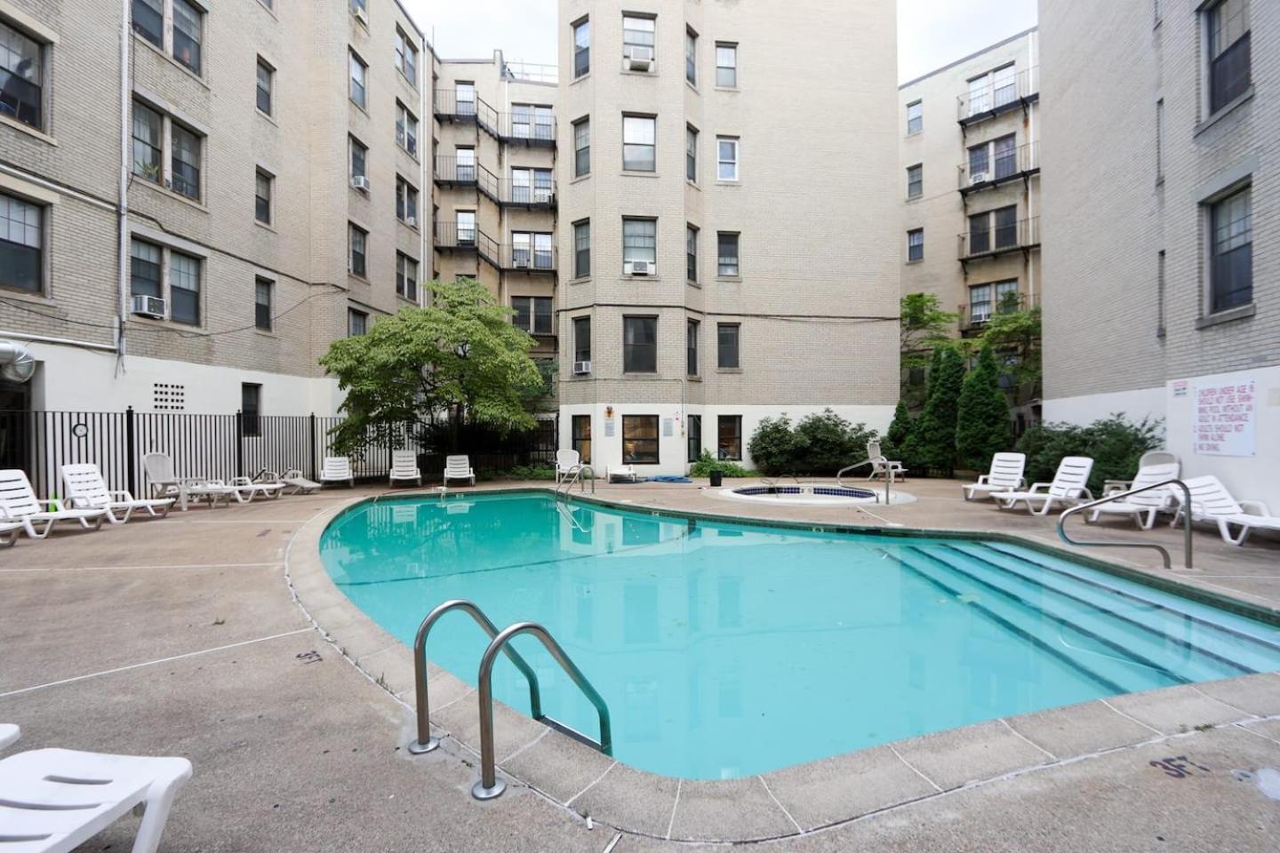 Centrally Located, 1bed Unit Apartment *