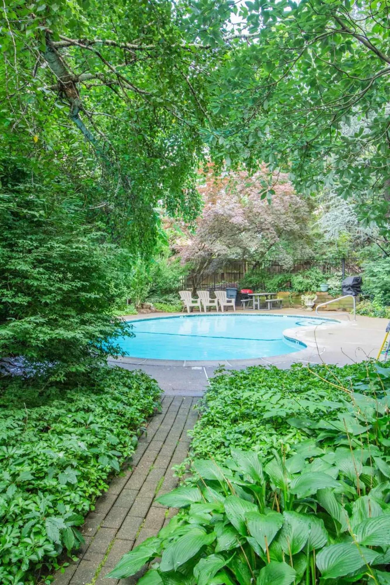 Sun-filled Unit, Elevator, Pool, College * Boston