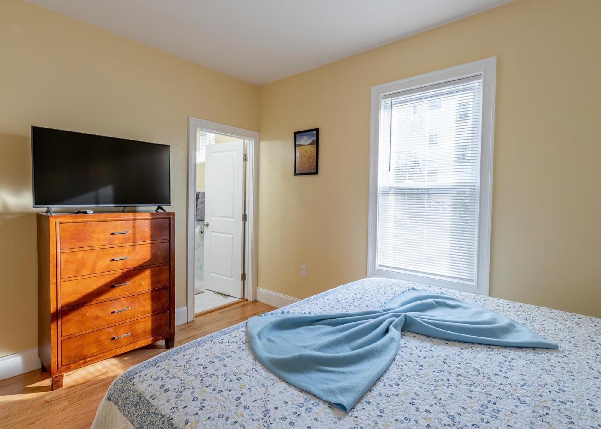 233-1 4br - Cozy Near Mbta Station Apartment *