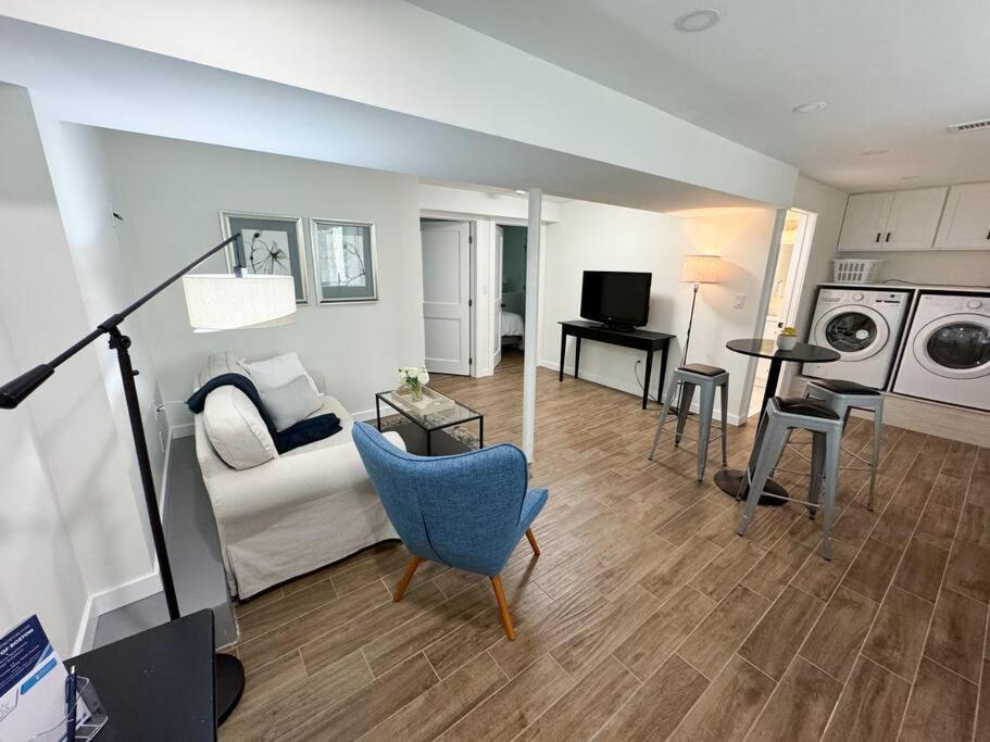 Apartment Modern 3-bedroom Gem Near Col, Pvt Entrance