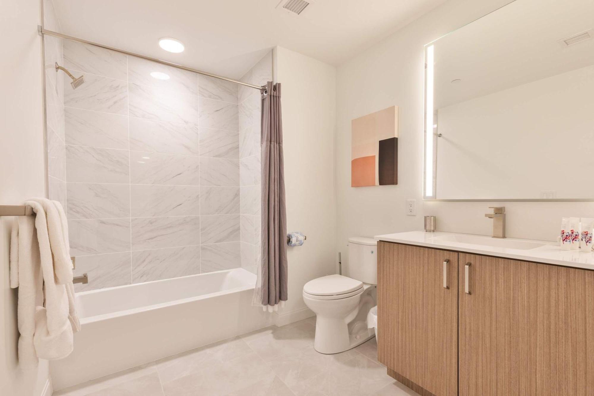 Luxury With Kitchen & Gym Apartment *