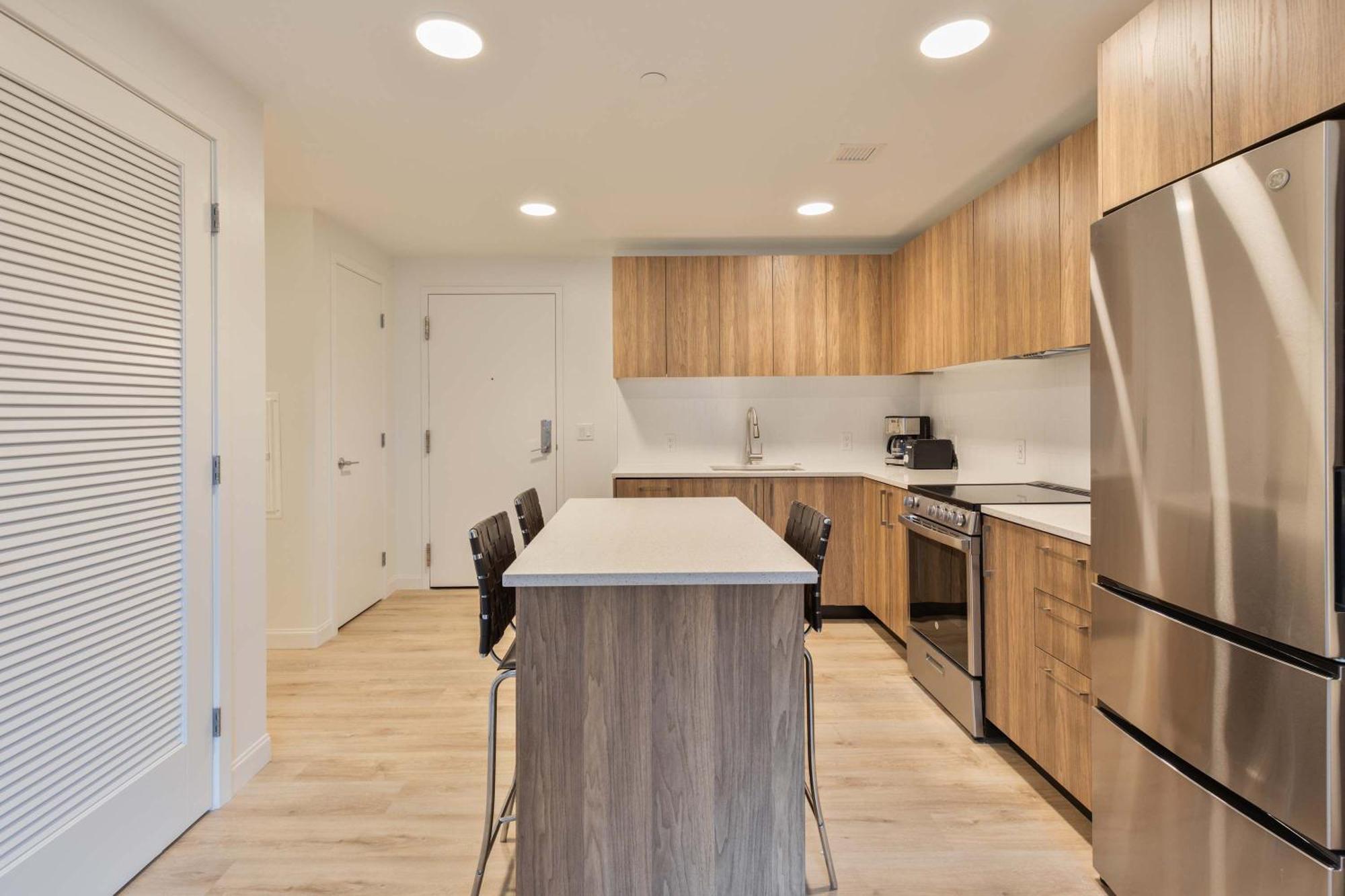 Luxury With Kitchen & Gym * Boston