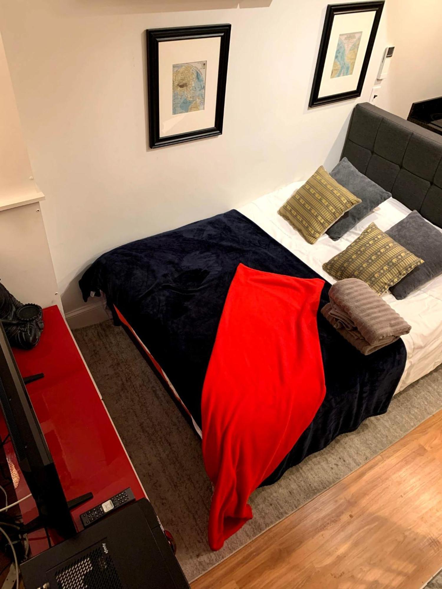 Amazing Location Parking Apartment *