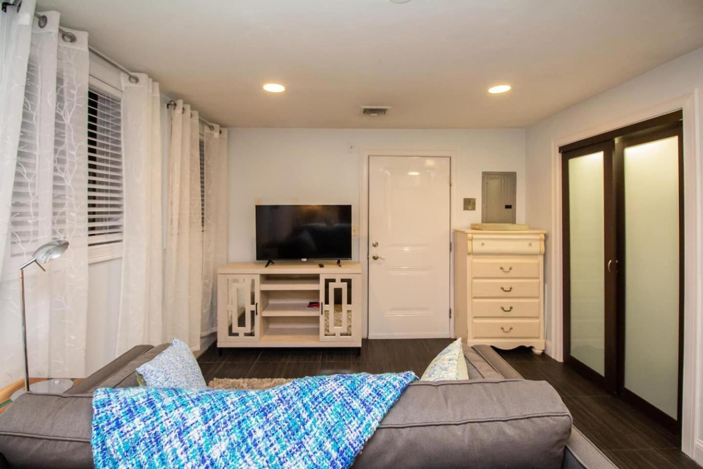 Renovated Studio, Steps To Mgh, Suffolk, Sleeps 4 * Boston