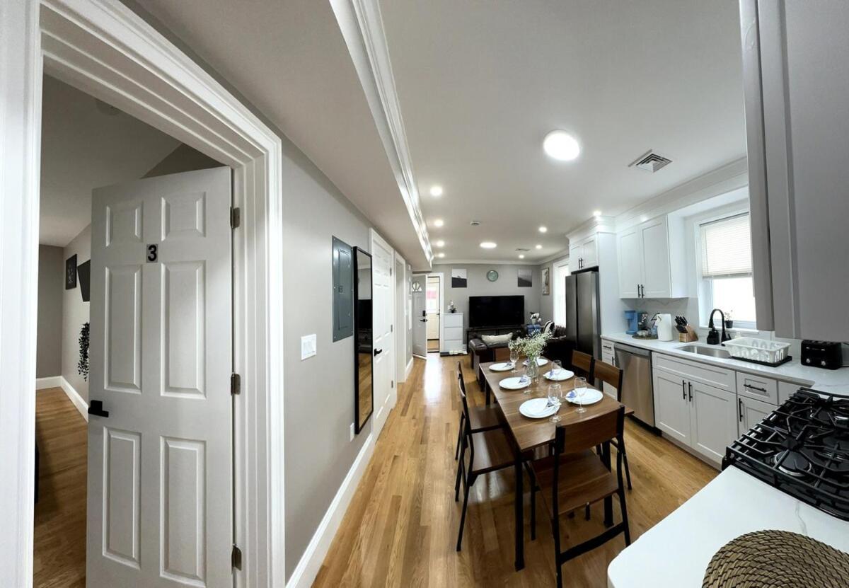 558-3 3br - Renovated Nest Near Aquarium * Boston